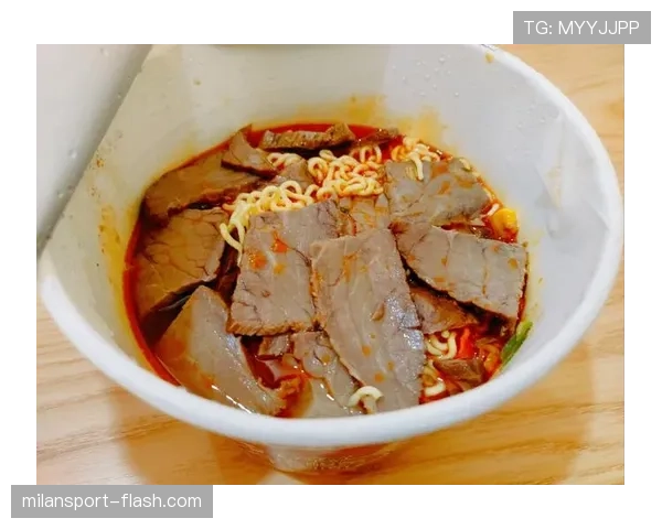 拉莫斯早餐桌上摆三瓶香槟，我这碗泡面瞬间没味了